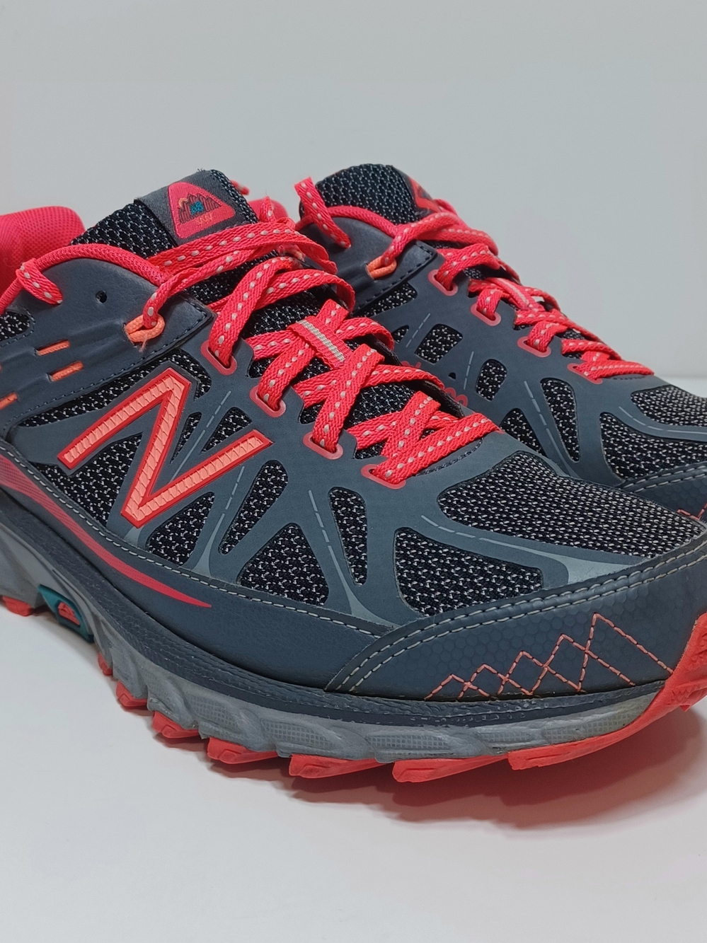 New Balance WT610GP4 Women’s size 9.5 B Trail Running Shoes Sneakers Gray/pink